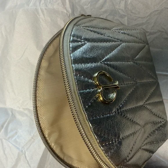 Clé de Peau Beauté bag and set. - Picture 4 of 8